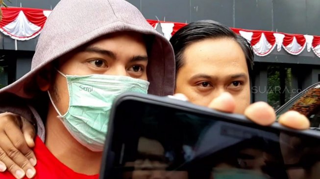 Tersangka kasus dugaan pencemaran nama baik, Galih Ginanjar, di Polda Metro Jaya, Jumat (12/7). [Suara.com/Revi Cofans]