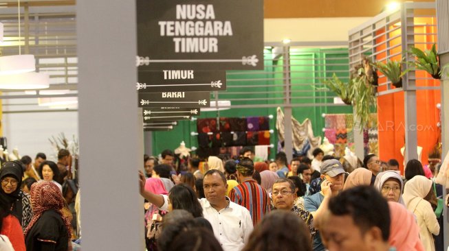 Pengunjung memadati pameran Karya Kreatif Indonesia (KKI) 2019 di JCC, Jakarta, Jumat (12/7). [Suara.com/Arief Hermawan P]