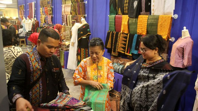 Pengunjung memadati pameran Karya Kreatif Indonesia (KKI) 2019 di JCC, Jakarta, Jumat (12/7). [Suara.com/Arief Hermawan P]