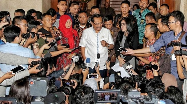 Terpidana kasus pelanggaran Undang-Undang Informasi dan Transaksi Elektronik (UU ITE), Baiq Nuril, Jaksa Agung HM Prasetyo dan Anggota DPR Fraksi PDI Perjuangan Rieke Diah Pitaloka saat di Kejaksaan Agung RI, Jakarta, Jumat (12/7). [Suara.com/Muhaimin A Untung]