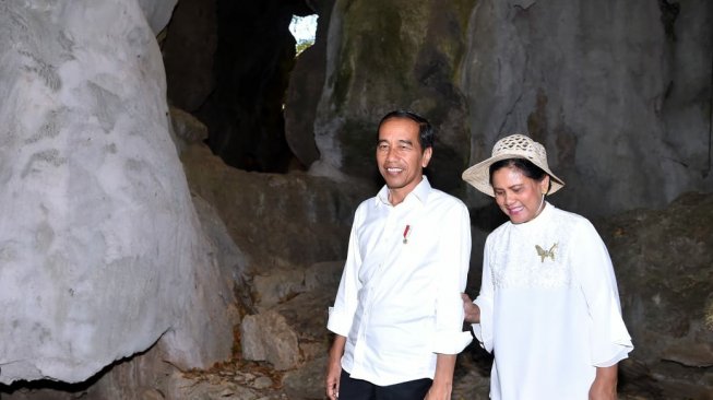 Ajak Ibu Negara, Presiden Jokowi Susuri Keunikan Gua Batu Cermin NTT