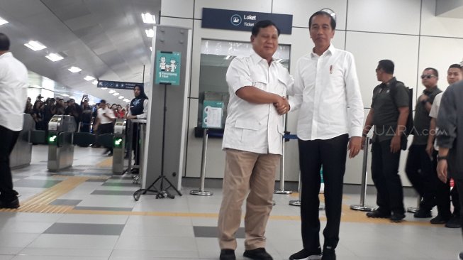 Akhirnya, pertemuan perdana Jokowi - Prabowo terjadi di Stasiun MRT Lebak Bulus (13/7/2019) [Suara.com/Ummi Hadyah Saleh].