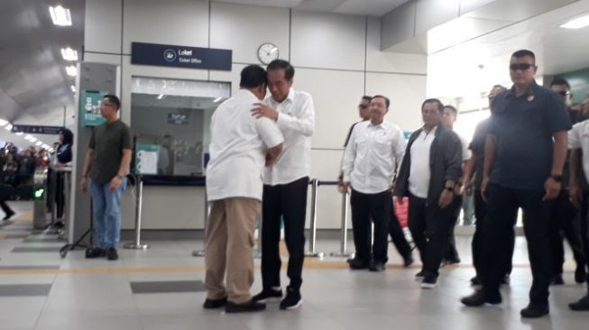 Emak-emak Fan Prabowo: Mau di Stasiun kek, Pecel Lele kek Kami Kecewa!