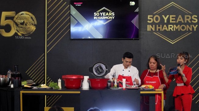 Artis Nicky Tirta bersama pengunjung memasak beberapa menu makanan saat sesi cooking class dalam acara "‘SHARP Indonesia 50 Years in Harmony’ Roadshow" di Mal Kelapa Gading 3, Jakarta, Sabtu (13/7). [Suara.com/Arief Hermawan P]