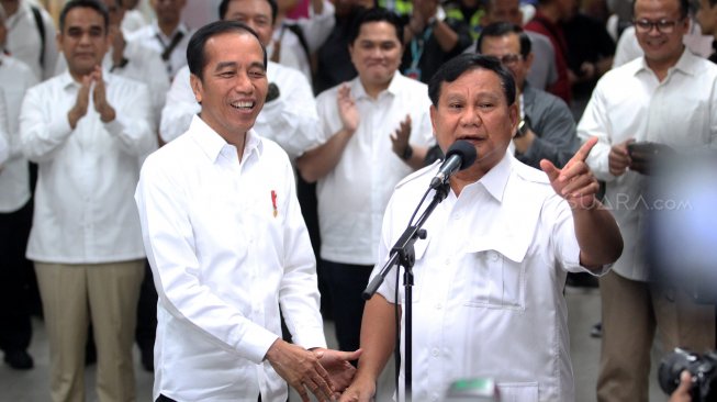 Presiden RI terpilih Joko Widodo (Jokowi)  bersama Prabowo Subianto memberikan pernyataan pers saat menggelar pertemuan di Stasiun MRT Senayan, Jakarta, Sabtu (13/7). [Suara.com/Arief Hermawan P]