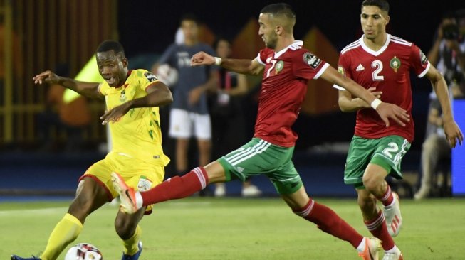 Penyerang Timnas Maroko, Hakim Ziyech membayangi lawan saat pertandingan Piala Afrika 2019, antara Timnas Maroko dan Timnas Benin di Stadion Al-Salam, Kairo, Mesir, 5 Juli 2019. (Khaled DESOUKI / AFP)