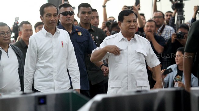 Presiden RI terpilih Joko Widodo dan Prabowo Subianto berdiskusi saat menggelar pertemuan di Stasiun MRT Lebak Bulus, Jakarta, Sabtu (13/7).  [Suara.com/Arief Hermawan P]