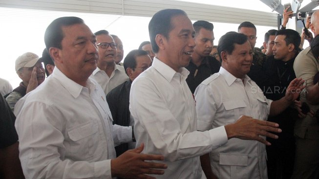 Presiden RI terpilih Joko Widodo dan Prabowo Subianto berdiskusi saat menggelar pertemuan di Stasiun MRT Lebak Bulus, Jakarta, Sabtu (13/7).  [Suara.com/Arief Hermawan P]