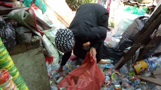 Pemulung Maryani (64 tahun) saat berada dirumahnya di Kampung Pulo Geulis RT 02/04, Kelurahan Babakan Pasar, Kota Bogor, Jawa Barat, Kamis (11/7). [Suara.com/Rambiga]