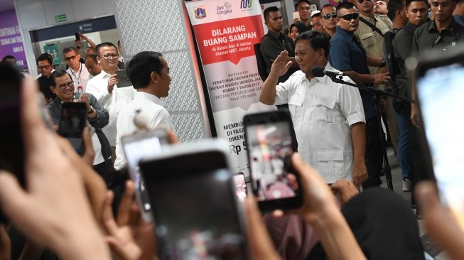 Ketua Umum Partai Gerindra Prabowo Subianto (kanan) memberi hormat kepada Presiden Joko Widodo (kiri) usai memberikan keterangan kepada wartawan di Stasiun MRT Senayan, Jakarta, Sabtu (13/7). [ ANTARA FOTO/Wahyu Putro]