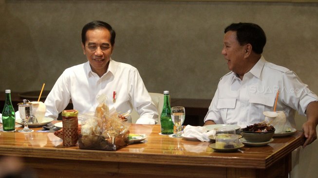 Presiden RI terpilih Joko Widodo Prabowo Subianto berdiskusi sebelum makan bersama di Fx Sudirman, Jakarta, Sabtu (13/7).  [Suara.com/Arief Hermawan P]
