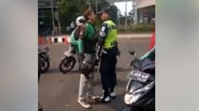 Oknum ojol bersitegang dengan petugas keamanan di Jakarta.(Facebook/Forum Komunitas Satuan Keamanan (Satpam) Indonesia)