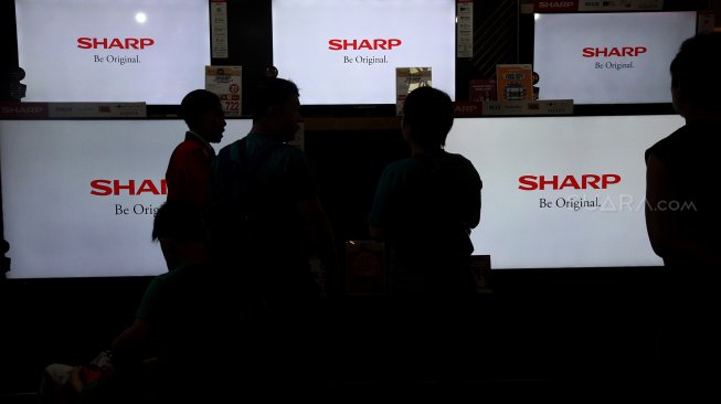 Pengunjung mengamati beragam produk elektronik yang dipamerkan dalam acara "‘SHARP Indonesia 50 Years in Harmony’ Roadshow" di Mal Kelapa Gading 3, Jakarta, Sabtu (13/7).  [Suara.com/Arief Hermawan P]