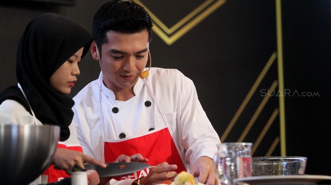 Artis Nicky Tirta bersama pengunjung memasak beberapa menu makanan saat sesi cooking class dalam acara "‘SHARP Indonesia 50 Years in Harmony’ Roadshow" di Mal Kelapa Gading 3, Jakarta, Sabtu (13/7). [Suara.com/Arief Hermawan P]