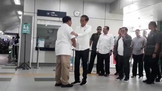 Foto Bersejarah! Jokowi - Prabowo Akhirnya Bertemu, Berpelukan dan Tertawa