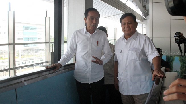 Presiden RI terpilih Joko Widodo dan Prabowo Subianto berdiskusi saat menggelar pertemuan di Stasiun MRT Lebak Bulus, Jakarta, Sabtu (13/7).  [Suara.com/Arief Hermawan P]