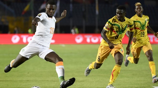 Penyerang Lille OSC, Nicolas Pepe melepas tembakan ke gawang pemain Timnas Mali saat laga antara Pantai Gading vs Mali pada pertandingan Piala Afrika 2019. (Khaled DESOUKI / AFP)
