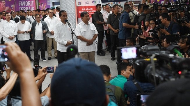 Presiden Joko Widodo (kiri) dan Ketua Umum Partai Gerindra Prabowo Subianto (kanan) memberikan keterangan kepada wartawan di Stasiun MRT Senayan, Jakarta, Sabtu (13/7). [ ANTARA FOTO/Wahyu Putro]
