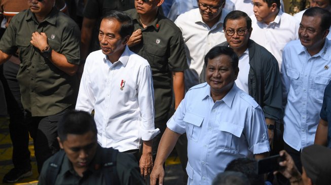 Presiden Joko Widodo (kedua kiri) dan Ketua Umum Partai Gerindra Prabowo Subianto (kanan) berjalan bersama di kawasan Senayan, Jakarta, Sabtu (13/7). [ ANTARA FOTO/Wahyu Putro]
