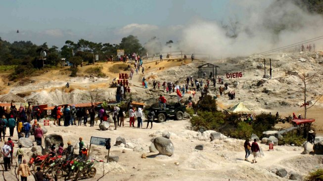 Sejumlah wisatawan menikmati Kawah Sikidang di kawasan dataran tinggi Dieng, Karang Tengah, Batur, Banjarnegara, Jawa Tengah, Sabtu (13/7). ANTARA FOTO/Oky Lukmansyah