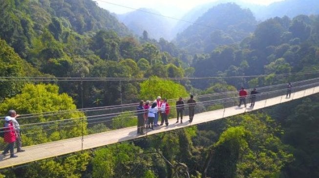 Siti Nurbaya Bakar bersama rombongan di Jembatan Gantung Situ Gunung, Sukabumi. (Dok Siti Nurbaya Bakar)