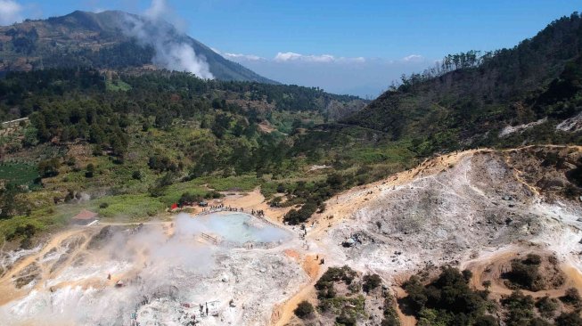 Foto udara suasana Kawah Sikidang di kawasan dataran tinggi Dieng, Karang Tengah, Batur, Banjarnegara, Jawa Tengah, Sabtu (13/7). ANTARA FOTO/Oky Lukmansyah