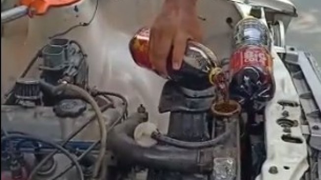 Orang ini menggunakan minuman bersoda untuk membasmi karat di radiator. (Facebook/Jos Oren)