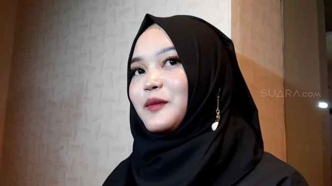 Putri Delina Andriyani, putri Sule ketika ditemui di kawasan BSD City, Tangerang Selatan, Sabtu (13/7/2019) malam. [Suara.com/Sumarni]