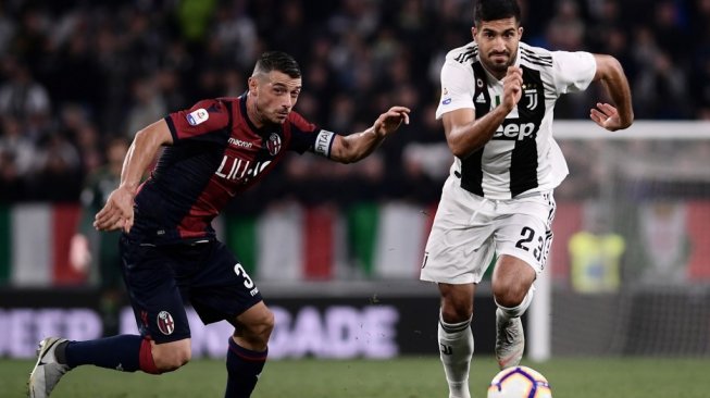 Gelandang andalan sekaligus kapten Bologna, Blerim Dzemaili (kanan). [MARCO BERTORELLO / AFP]