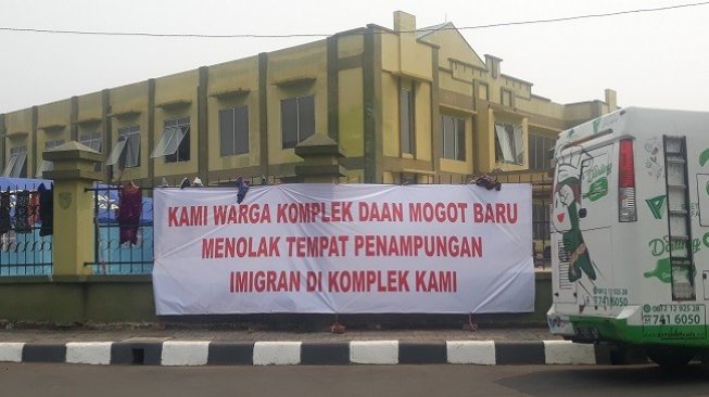 Spanduk penolakan warga atas keberadaan imigran di gedung eks Kodim. (Suara.com/Novian Ardiansyah)