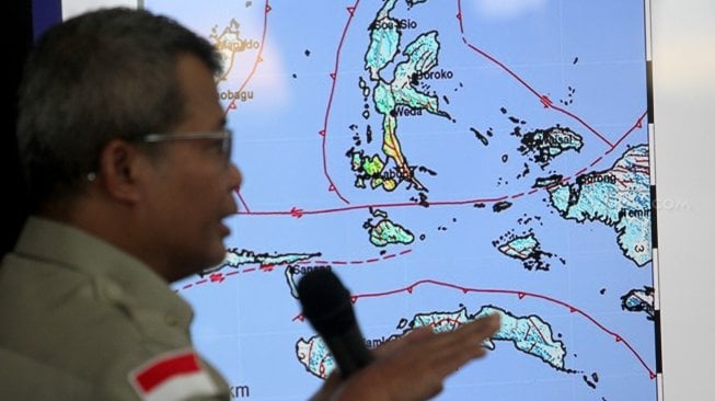 Pelaksana Tugas (plt) Kepala Pusat Data, Informasi, dan Humas Badan Penanggulangan Bencana (BNPB) Agus Wibowo memberikan penjelasan saat konferensi pers mengenai gempa bumi yang melanda Maluku Utara di Graha BNPB, Jakarta, Senin (15/7). [Suara.com/Arief Hermawan P]

