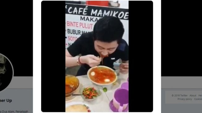 Videonya Viral, Pria Ini Makan Sambal Satu Wadah Masih Tambah Cabai