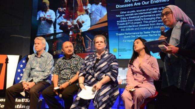 Kelompok teater Pandora, didukung oleh FAO, Kementan, dan USAID, menggandeng aktris Rachel Amanda dalam pementasan teater Frenemies: Animals are our friends, but their diseases are our enemies. (Dok. FAO Indonesia)