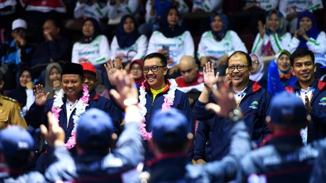 Menpora Terima Obor dan Main Tenis Meja Bareng Wagub Jabar