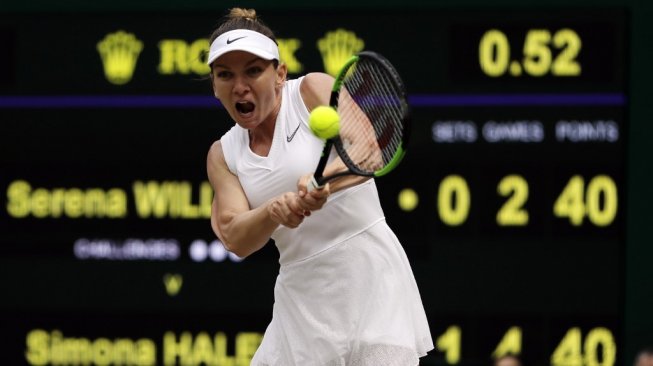 Petenis Rumania, Simona Halep, mengembalikan bola ke petenis Amerika Serikat, Serena Williams, dalam final Wimbledon 2019 di The All England Lawn Tennis Club, London, Inggris, Sabtu (13/7). [AFP/Ben Curtis]