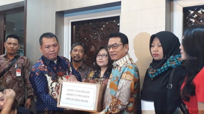 Baiq Nuril Maknun menemui Kepala Staf Presiden (KSP) Moeldoko di kantor staf Presiden, Jakarta. (Suara.com/Umay Saleh)