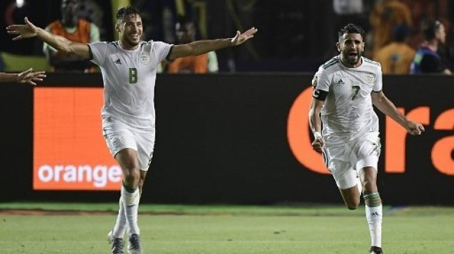 Kapten Aljazair Riyad Mahrez (kanan) merayakan golnya ke gawang Nigeria di semifinal Piala Afrika 2019 di Cairo International stadium. JAVIER SORIANO / AFP