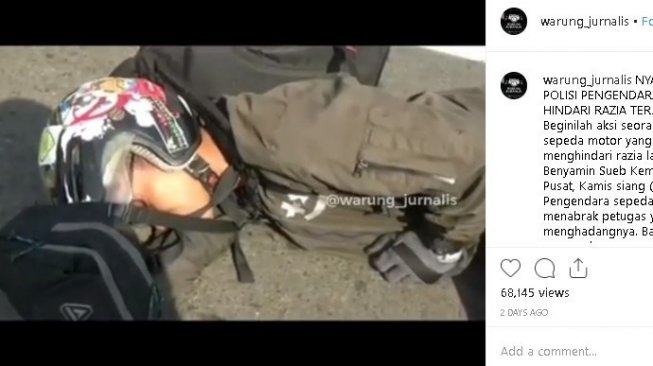 Pemotor pura-pura pingsan karena takut ditilang. (Instagram/@warung_jurnalis)