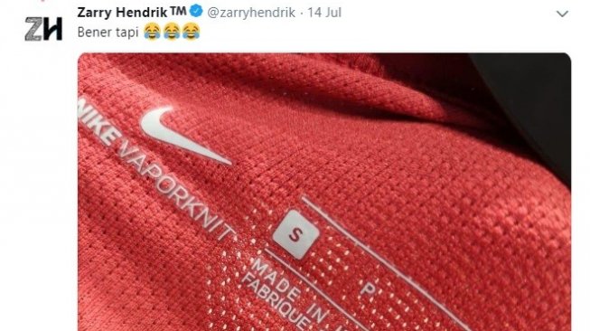 Jersey sepak bola di Italia buatan asli Indoneisa. (Twitter/@zarryhendrik)