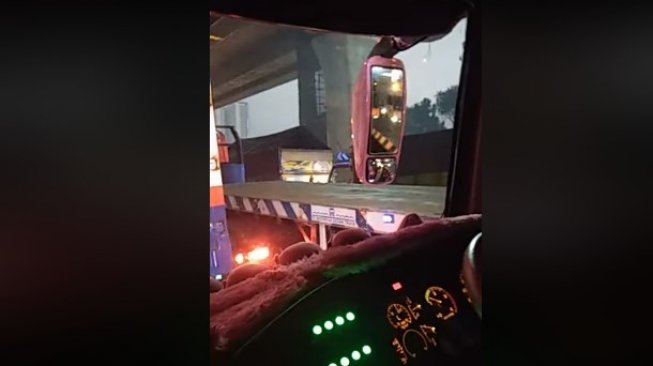 Sopir kendaraan mainan klakson saat macet di Tol Jakarta-Cikampek. (Facebook/Mas Ridwan Muhammad)