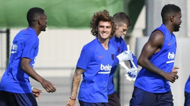 Antoine Griezmann mengikuti sesi latihan pertamanya bersama Barcelona di Joan Gamper Training Complex, Senin (15/7/2019). [AFP]