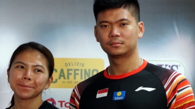 Dua pebulutangkis Indonesia, Greysia Polii (kiri), dan Praveen Jordan dalam acara konferensi pers Indonesia Open 2019 di Istora Senayan, Jakarta, Senin (15/7/2019). [Suara.com/Arief Apriadi]