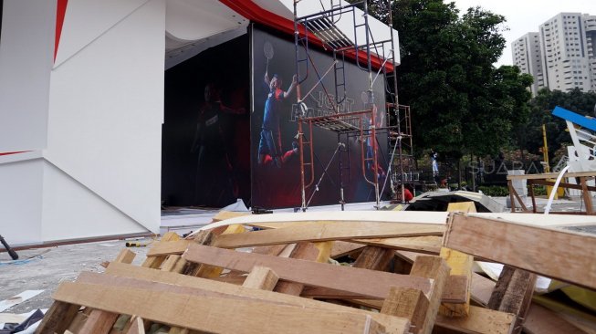 Kondisi luar Istora Senayan, Jakarta, yang menjadi venue Indonesia Open 2019 tampak masih dalam proses pengerjaan satu hari jelang dimulainya event bulutangkis paling besar di Indonesia itu, Senin (15/7/2019). [Suara.com/Arief Apriadi]