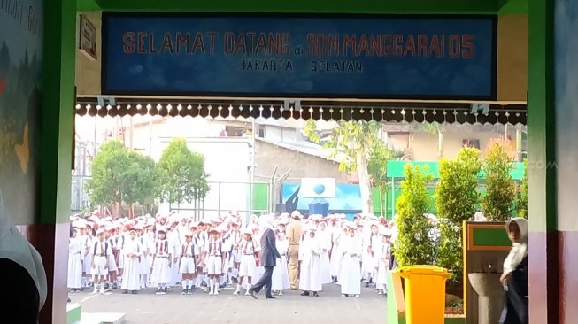 Hari Pertama Sekolah, Pengungsi Korban Kebakaran Tebet Dipindah dari SDN 05