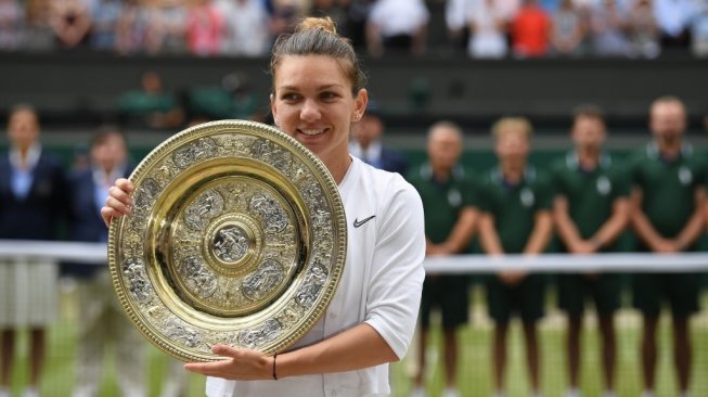 Petenis Rumania, Simona Halep, menjuarai Wimbledon 2019, Sabtu (13/7). [AFP/Ben Curtis]