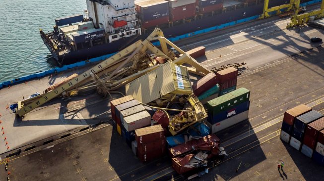 Sebuah "container crane" roboh akibat terbentur kapal peti kemas MV Soul of Luck berbendera Panama di Terminal Peti Kemas (TPK) Pelabuhan Tanjung Emas, Semarang, Jawa Tengah, Senin (15/7). [ANTARA FOTO/Aji Styawan]
