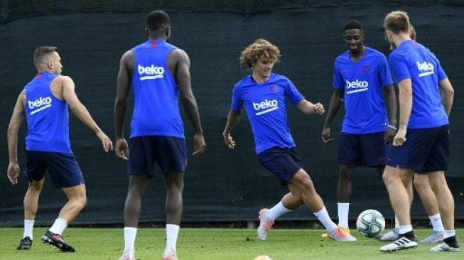 Antoine Griezmann mengikuti sesi latihan pertamanya bersama Barcelona di Joan Gamper Training Complex, Senin (15/7/2019). [AFP]