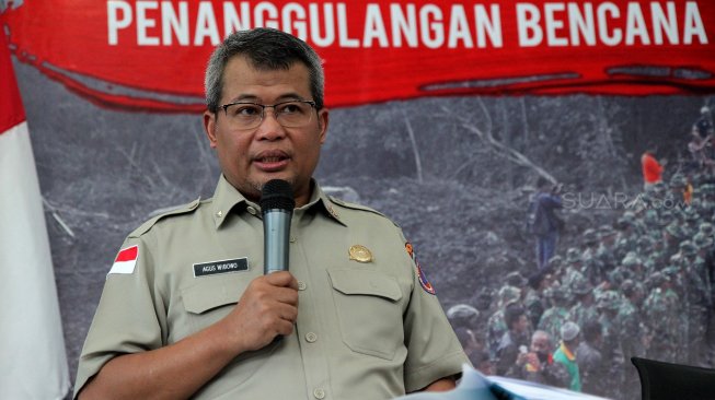 Pelaksana Tugas (plt) Kepala Pusat Data, Informasi, dan Humas Badan Penanggulangan Bencana (BNPB) Agus Wibowo memberikan penjelasan saat konferensi pers mengenai gempa bumi yang melanda Maluku Utara di Graha BNPB, Jakarta, Senin (15/7). [Suara.com/Arief Hermawan P]

