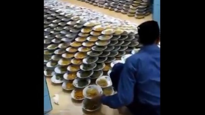 Santri Susun Piring Penuh Makanan dengan Kecepatan Tinggi, Videonya Viral