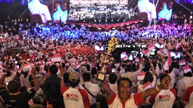 Pendukung mengibarkan Bendera Merah Putih saat menanti Presiden terpilih Joko Widodo menyampaikan pidato pada Visi Indonesia di Sentul International Convention Center, Bogor, Jawa Barat Minggu (14/7). [ANTARA FOTO/Hafidz Mubarak] 
